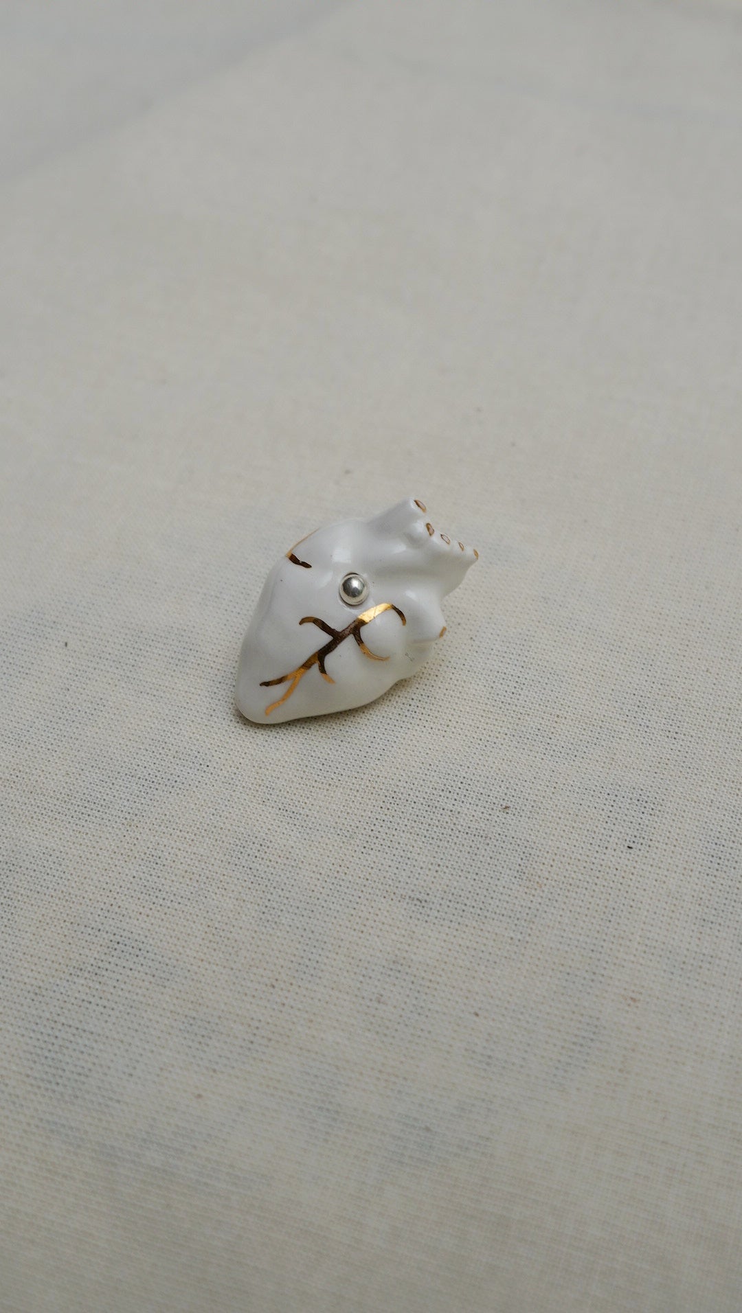 Pin corazón porcelana dorado
